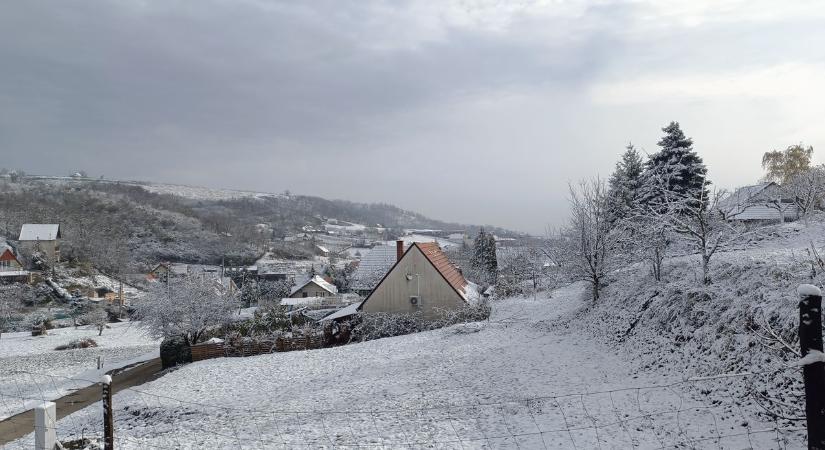 Figyelem, havazik Tolna vármegyében! Csúszós utak, lassabb haladásra kell készülni