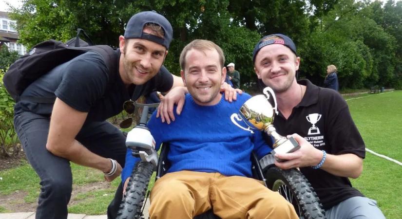 A fiú, aki túlélte a balesetet: Harry Potter kaszkadőre 24 évesen bénult meg, most mégis visszatért a varázslóvilágba