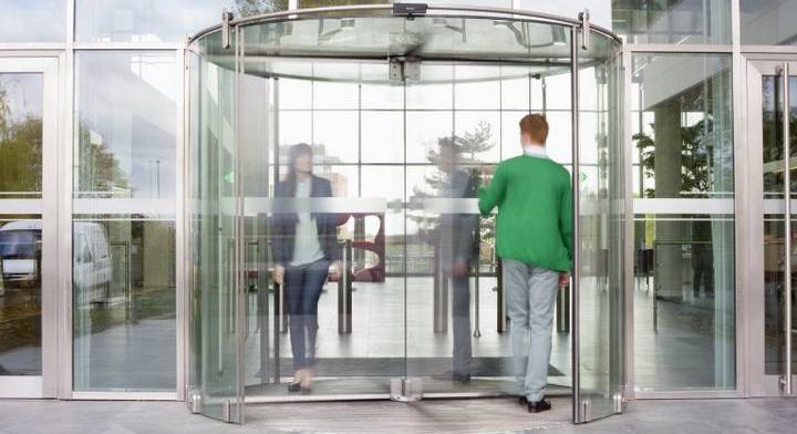 Te is rosszul használtad eddig a forgóajtót: mutatjuk, hogyan kellene