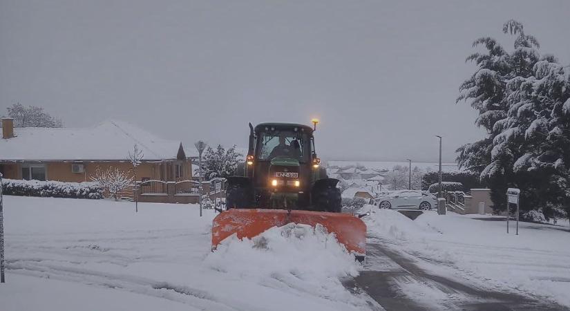 Mislenyben is küzdenek a hirtelen jött hóval
