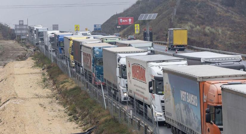 Itt van gigadugó a sztrádán - ez az oka!