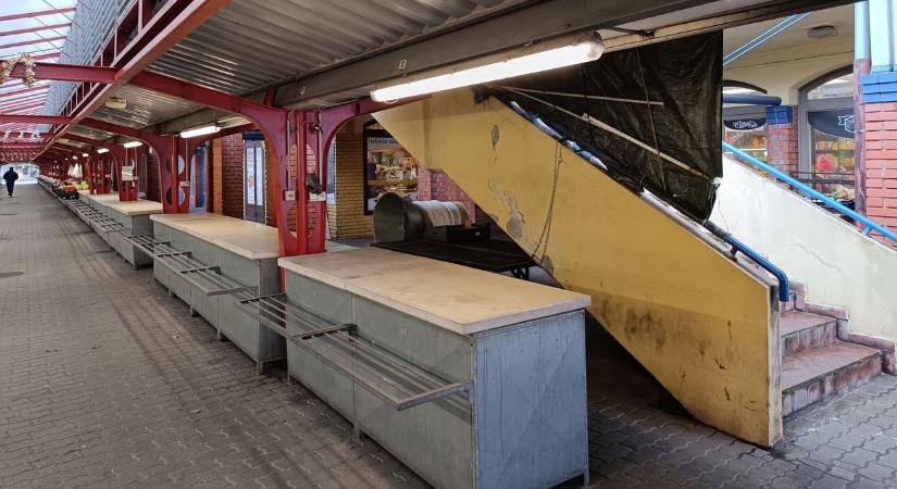 Üres standok, tele kocsma – ilyen volt a dunaújvárosi piac az év első szombatján - képgalériával