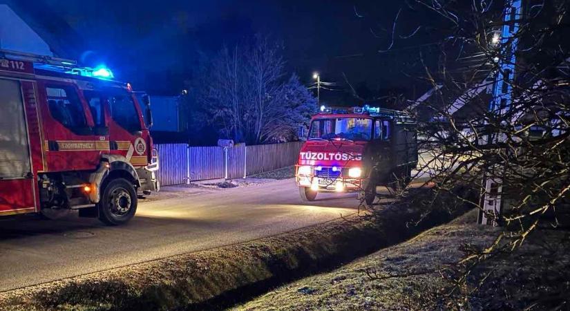 Berepült a tűzijáték az udvarra, méteres lángokkal égtek a tuják Táplánszentkereszten - videó