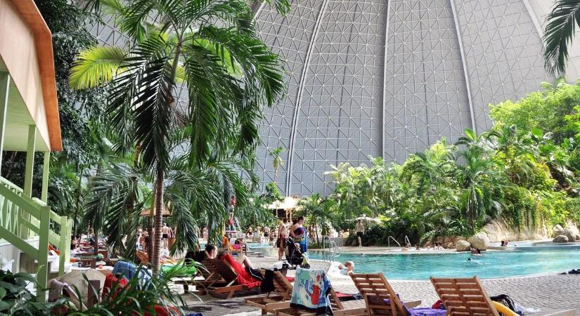 Elképesztő fotókon a világ legnagyobb fedett strandja: mindig 26 fok van és még trópusi őserdő is helyet kapott benne