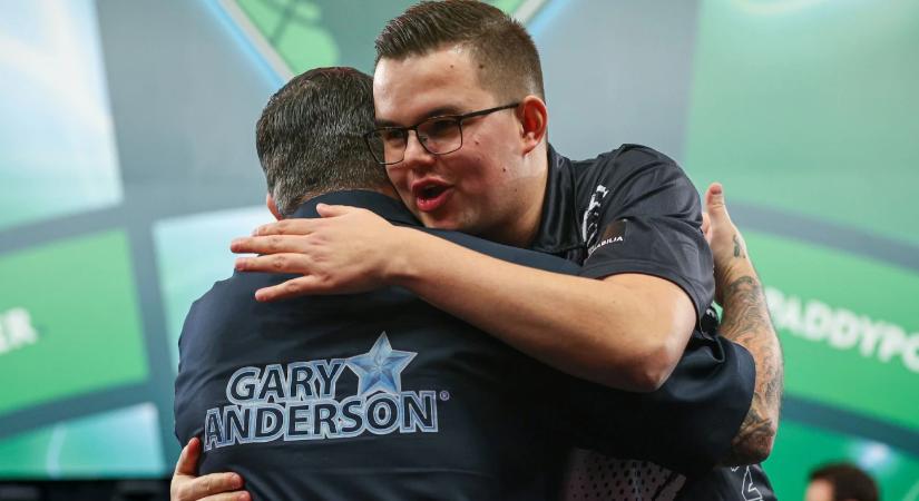 Gian van Veen újabb világbajnokot búcsúztatott, ő lesz Luke Littler ellenfele a vb-döntőben (VIDEÓ)