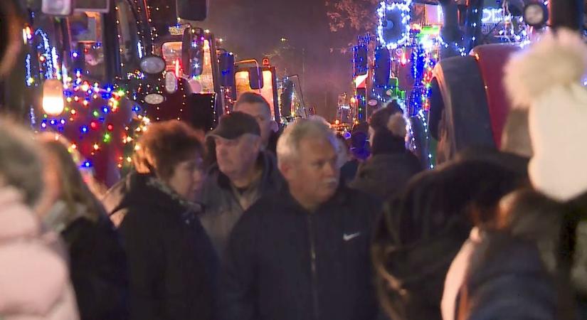 Fényárban úszott Cegléd: traktorokkal búcsúztatták 2025-öt