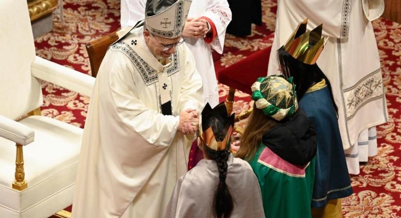 „Aranyat hoztunk vasfazékkal” – Kisteleki Háromkirályok látogatása a Vatikánban és találkozásuk Leó pápával