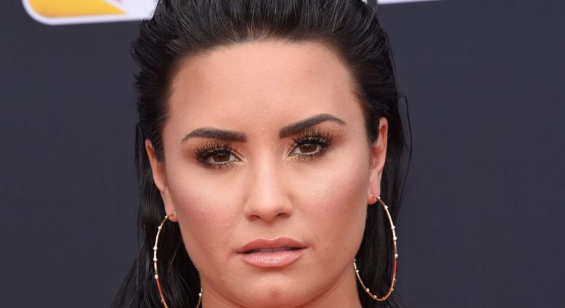 Ledobta a felsőt: így szexizik Demi Lovato – Dögös fotó
