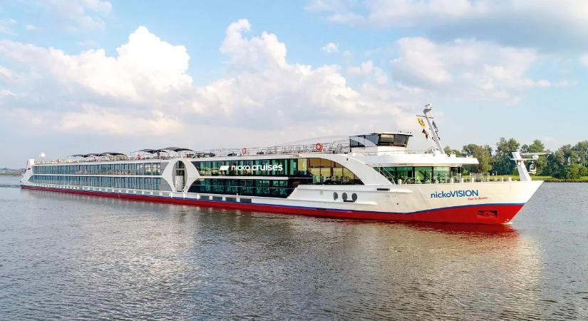 Esélytelen próbálkozások a Dunán a szállodahajó kiszabadítására