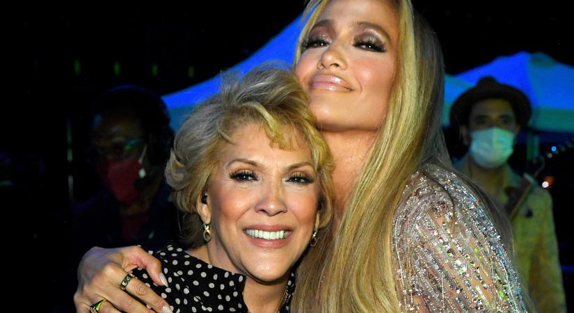 Jennifer Lopez 80 éves anyukája döbbenetes táncot nyomott lánya koncertjén
