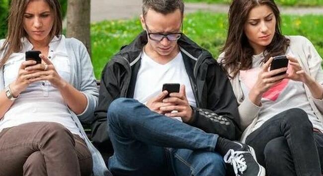Már az asztalon fekvő mobiltelefon is rontja a megfelelő személyes kommunikáció minőségét