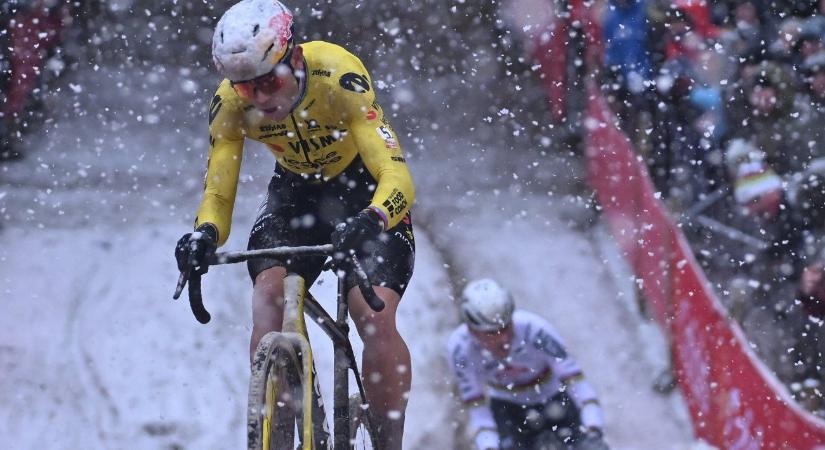 Hatalmasat bukott a belgák sztárbringása - videó