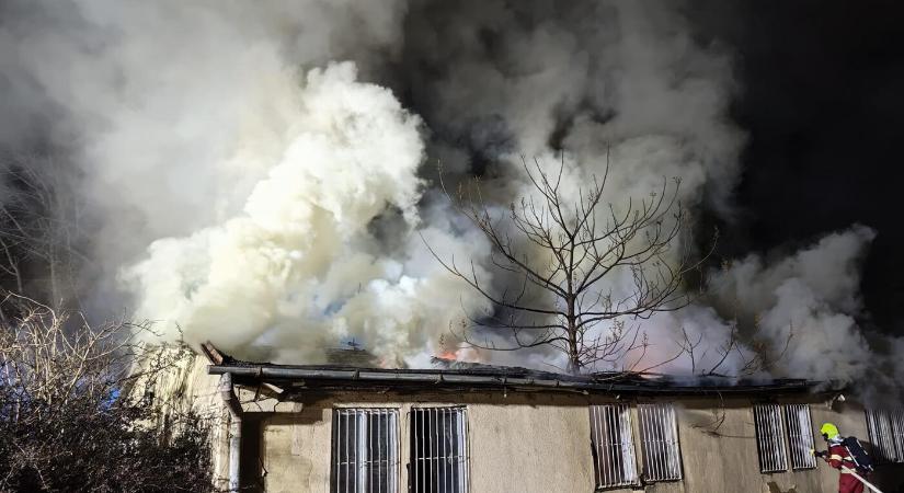 Lángokban állt egy elhagyatott épület a nagyszombati kórház területén (VIDEÓ)