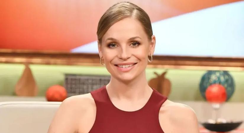 Iszak Eszti piros bikiniben indította az új évet