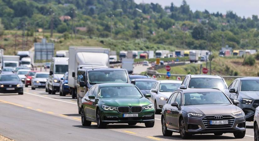 Káosz az utakon: dupla baleset az M1-esen, karambol az 1-es főúton