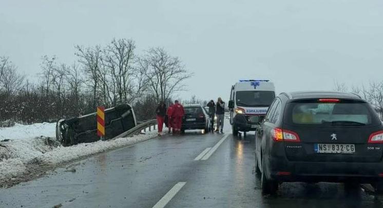 Súlyos baleset történt Óbecse és Temerin között (Fotó)