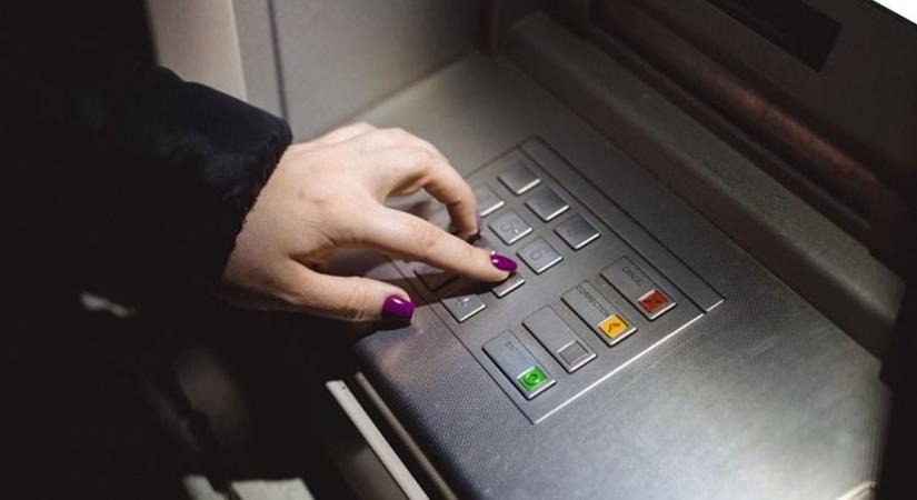 Félelmetes csalási módszer terjed az ATM-eknél, csak kesztyűvel védekezhet ellene