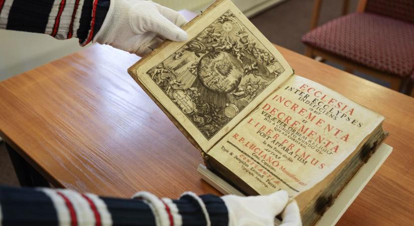 Elképesztő, mi lapul a könyvtárban – több száz éves kincs a polcon