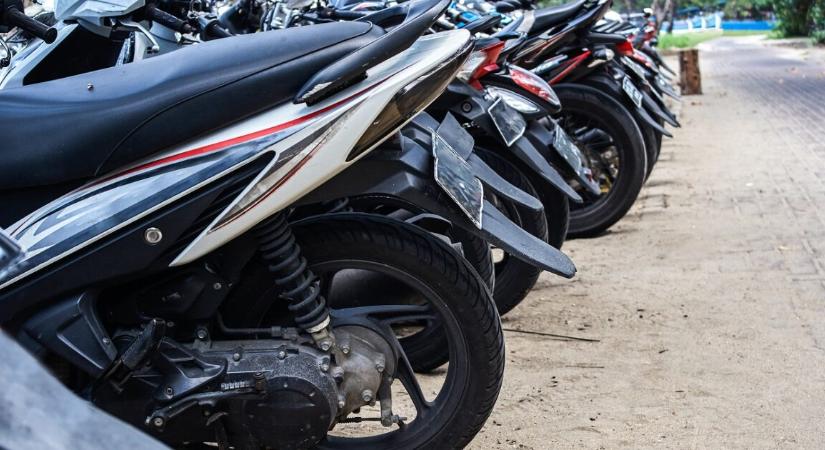 Elgázoltak egy fiatal robogós párt – a férfi a helyszínen meghalt, az anya életéért még küzdenek