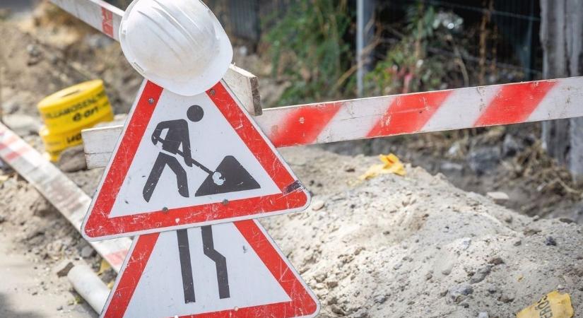 Egyelőre nem oldják fel a teljes útlezárást Abony és Törtel között