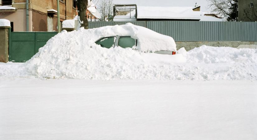 Megbénította ezeket a településeket a hó: hatalmas a fennakadás