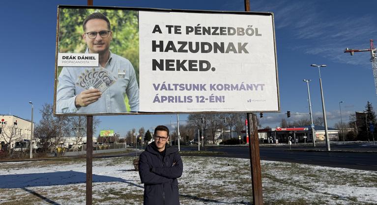 Deák Dánielt, Bayer Zsoltot és Bohár Dánielt ábrázoló plakátok jelennek meg az utcán