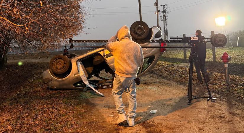 Fejre állt az autó! – Az éjszakai országúton ziláltan menekült a gyöngyösi énekes