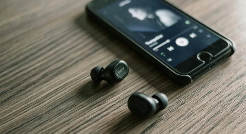 Vezeték nélküli fülest használsz? A hackerek alighanem az összes beszélgetésedet lehallgatják!