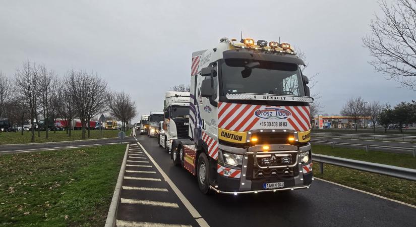 Tárgyalni hívta a Lázár-tárca a tüntető kamionosokat