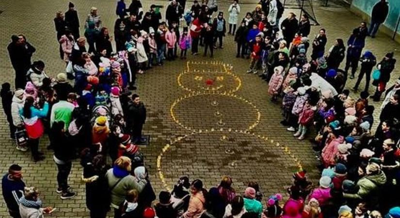 Mécsesek százait gyújtották meg Cegléden, helyiekkel telt meg az udvar