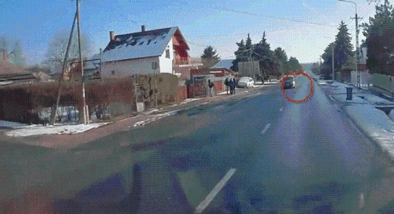 Autó után kötött szánkó, úttestre dobott petárda, abszurd esetek az utakon az ünnepek alatt