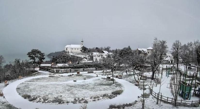 Így lepte be a hó Tihanyt, látványos videó a mai balatoni havazásról