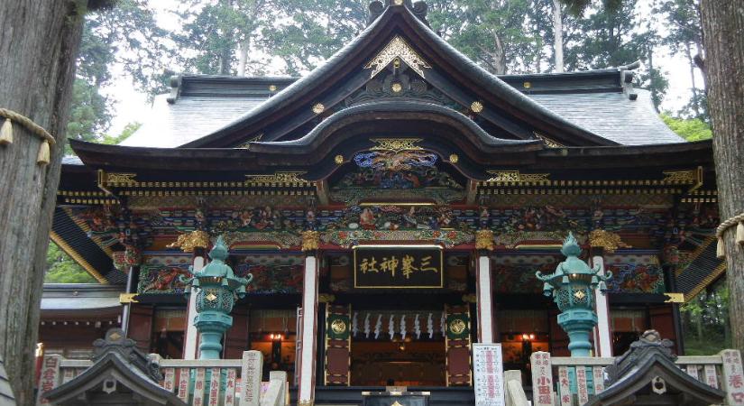 Váratlanul sok hó Japánban, több mint százan rekedtek egy szentélyben