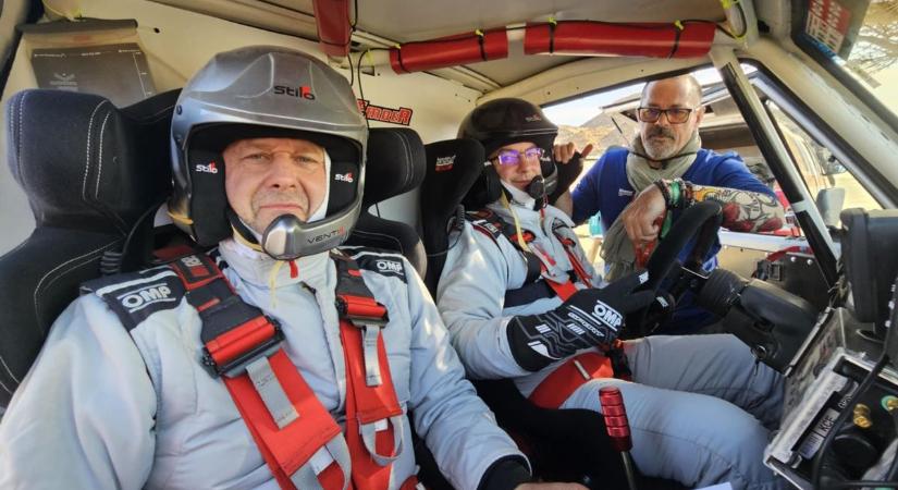Elrajtolt a magyar páros a Dakar Rallyn, indul a 8000 kilométeres sivatagi kaland – különleges felvételek!