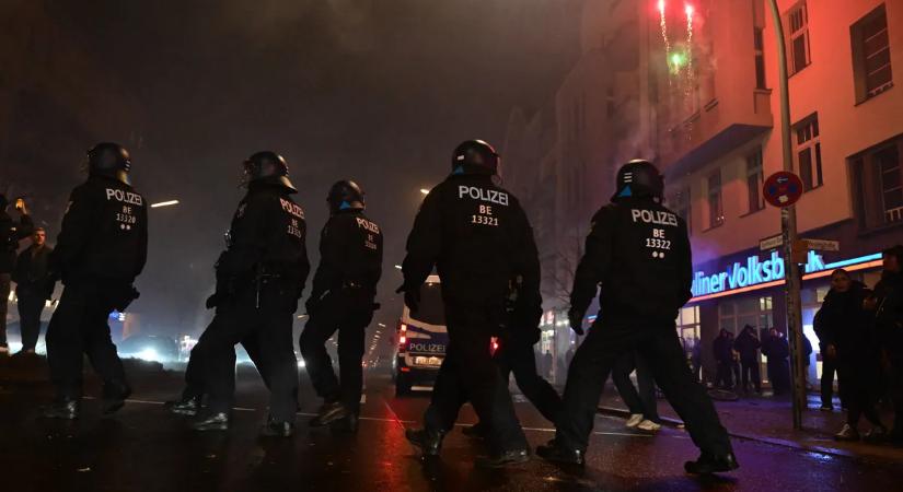 Berlin rohamrendőrökkel, Budapest gondtalanul ünnepelt