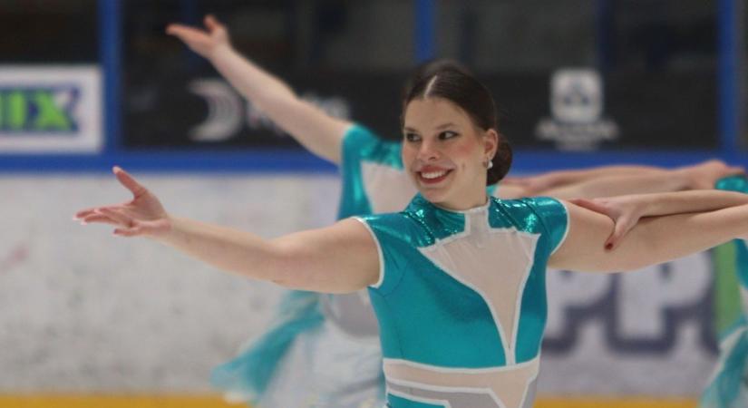 Látványosan búcsúztak a szinkronkorcsolyázók a Raktár utcai jégcsarnoktól (galéria)