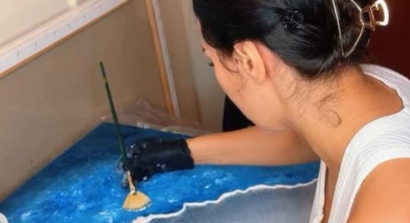 Ecsettel a nyár felé – Sáfrány Emese már a tengert festi