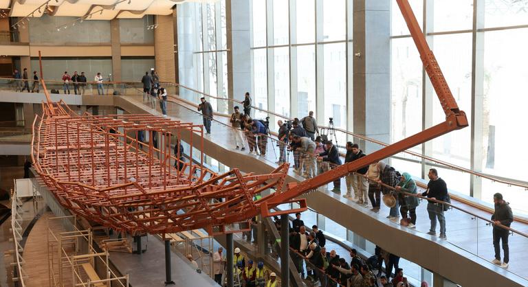 A látogatók előtt szerelik össze Kheopsz fáraó napbárkáját