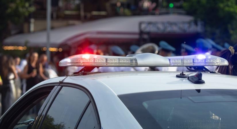 Rendőrök segítettek világra hozni egy újszülöttet egy autó hátsó ülésén