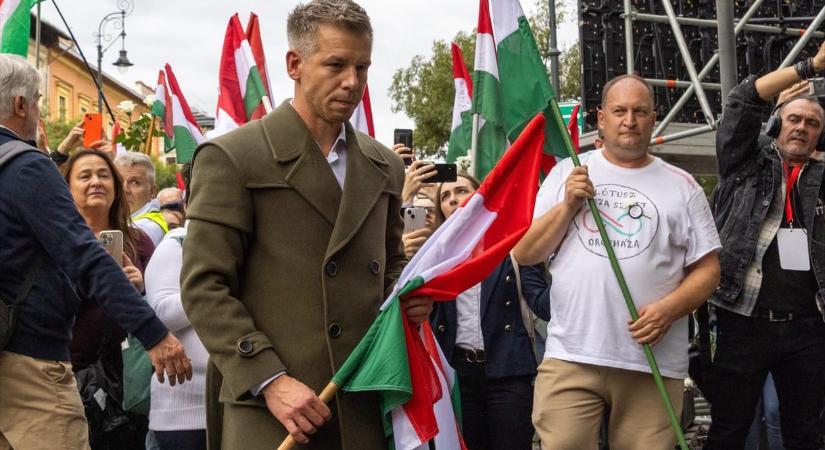 Magyar Péter is tüntet a szlovák nagykövetségnél, a Magyar Nemzet szerint ezzel is Brüsszelt szolgálja