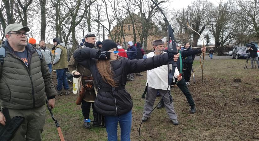 Kürtszóval indult az újévköszöntő íjászverseny a Sóshalmi Olvasókörben
