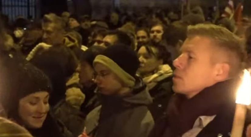 A felvidéki magyarokért és a „némaságtörvény” ellen tüntetnek a szlovák nagykövetség előtt