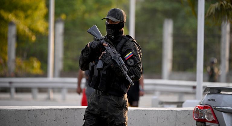 A hálószobájából hurcolták el a venezuelai elnököt, hatalmi játszma indulhat Caracasban