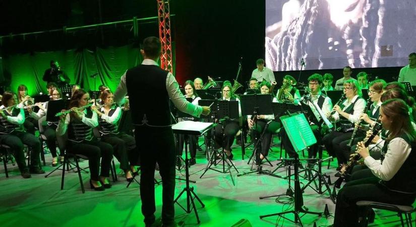 Peking után hazai ünnep: telt házas óévbúcsúztató a sportcsarnokban