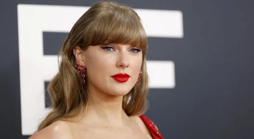 Merész aranyban hódította el legjobb barátja esküvőjét Taylor Swift
