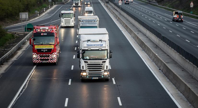 Balesetek az M1-esen és az M51-esen: kilométeres torlódások alakultak ki