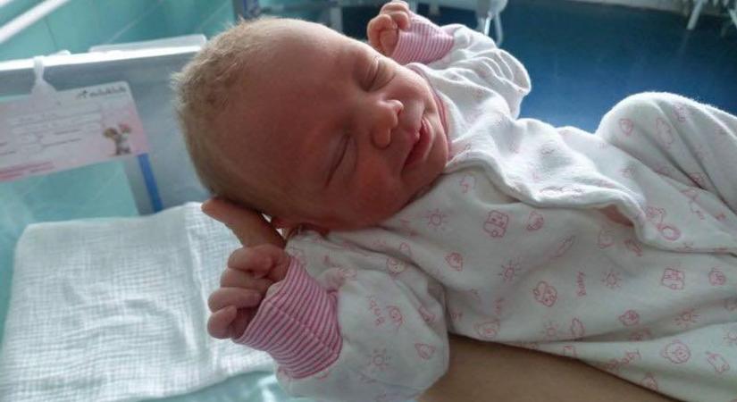 Ajkán is megszületett az idei év első babája, Borka ( fotók)