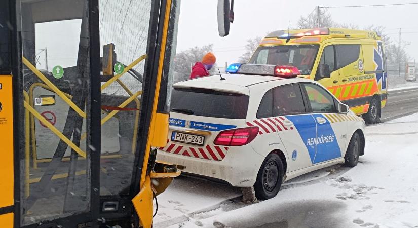 Sűrű hóeséssel és balesetekkel kezdődött a hétvége