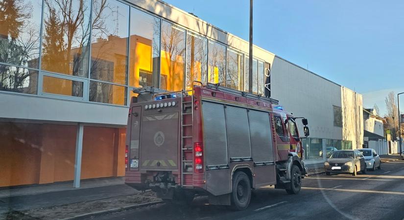 Ezért vonultak ki a tűzoltók a DEAC sportkampuszához