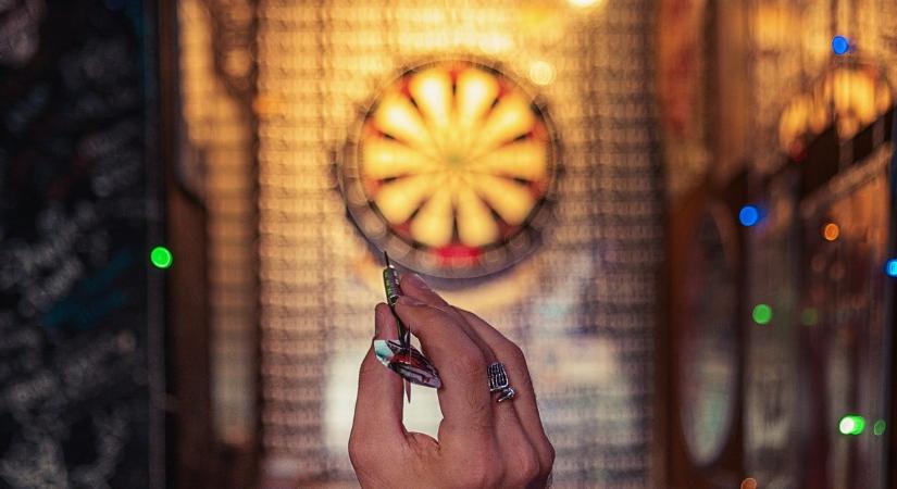 Furcsa dolog történt a darts-vb utolsó pillanataiban, azonnal reagált a főszponzor, ezért változott meg a színpad